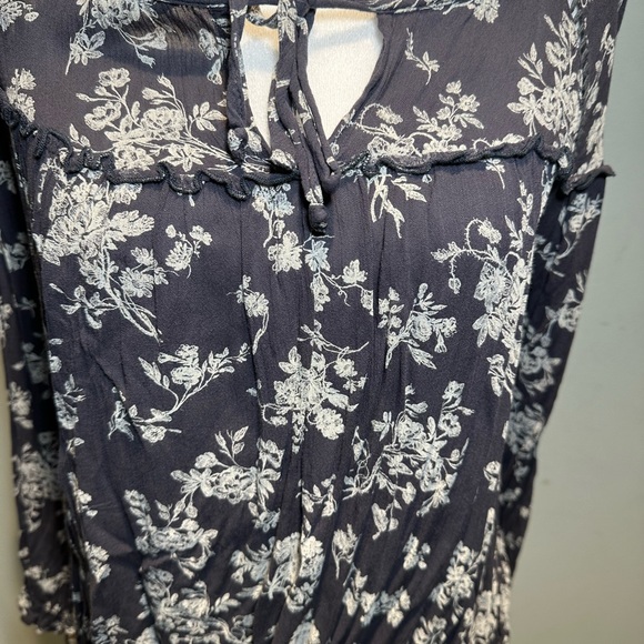 Cute flowy blouse - Picture 3 of 5